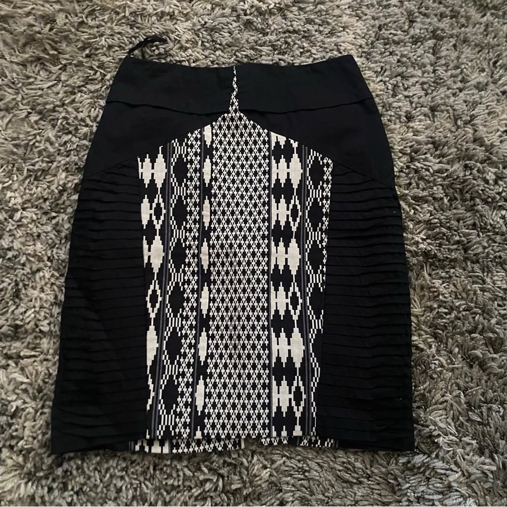 Floreat Black and White Knee-Length Ruched Pencil Skirt